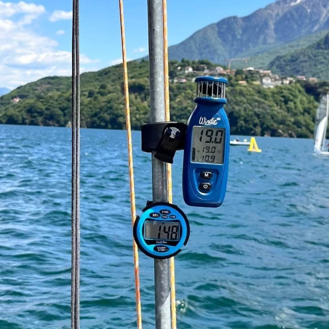 windie.pro blue sailing wind speed indicator and stopwatch on mast. Digital displays show wind speed and time.